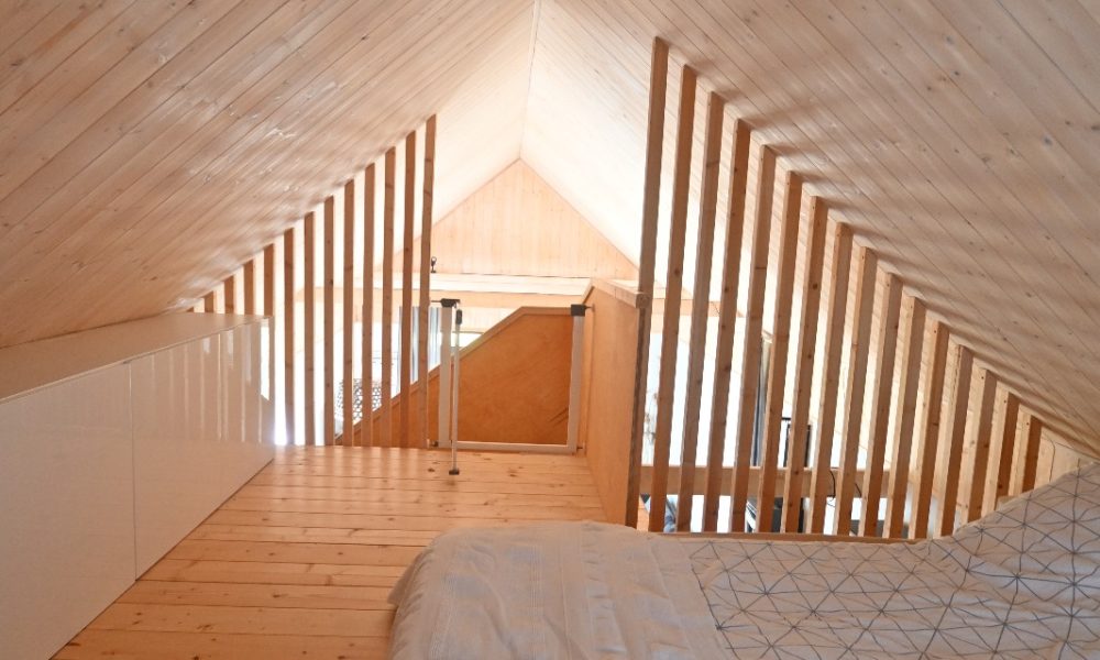 Sypialnia na antresoli w domku stodoła jodełka.